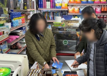 "떼를 쓰니 미칠 노릇" 마트는 지금 전쟁…사재기가 부른 '비닐대란'