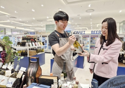 쇼핑 대신 '낭만' 깔았다… 롯데百 광복점, 실내 캠핑형 주류 축제 '주락펴락' 개최