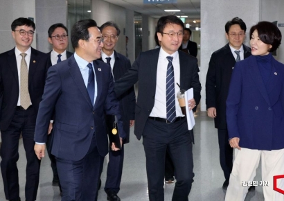 [포토] 당정협의 참석하는 박홍근-한병도-한정애