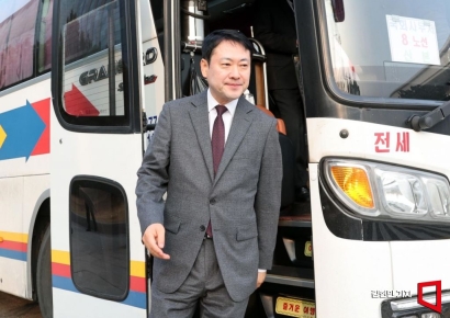 [포토] 장동혁, '차량5부제 시행'... 통근버스 타고 출근