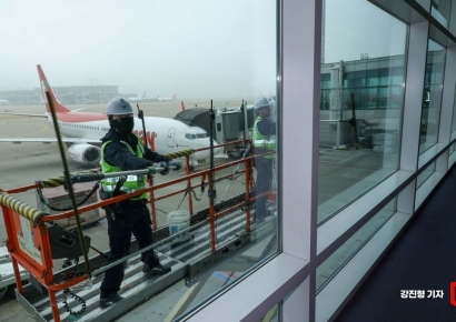 [포토] 봄맞이 청사 외벽 청소 나선 인천공항