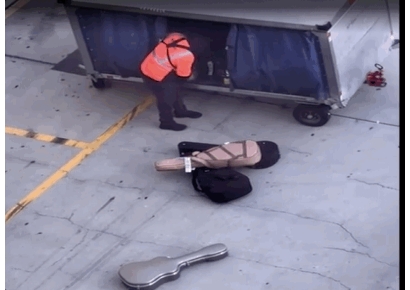 "이래도 되나" 기타를 '퍽퍽'…공항 수하물 처리 논란[영상]