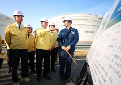 석유비축기지 찾은 李 "원유 최대한 확보…에너지 안보 공백 없어야"