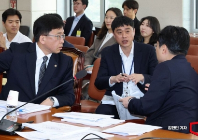 [포토] 실무자들과 대화하는 강동완 선관위 사무차장