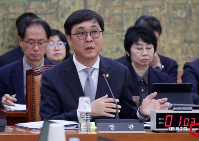 [포토] 의원 질의에 답변하는 최휘영 장관