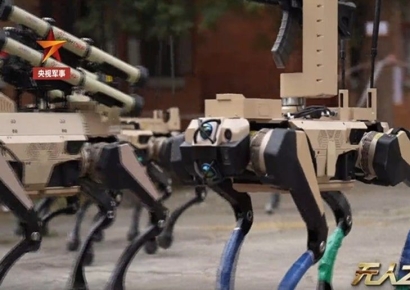 총 쏘고 유탄 던지는 '로봇 늑대'의 습격… 중국, 시가전 투입 훈련 포착
