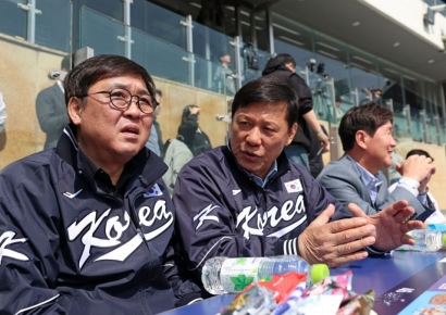 최휘영 장관 프로야구 개막전 찾아 "암표 근절·관람환경 개선" 강조