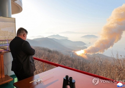 김정은 ICBM용 새 고체엔진 시험 참관…"전략적 군사력 충분히 만족"