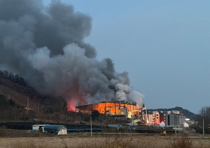 용인 디스플레이 보관창고 화재…큰 불길 잡혀(종합)