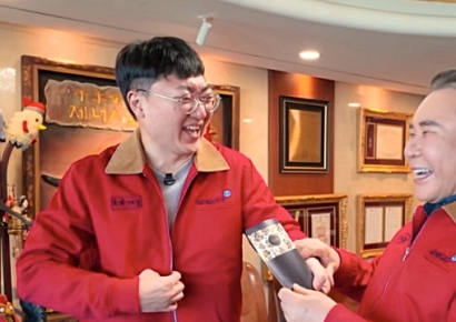 '前 충주맨' 만나 치킨 1000마리 쏜 BBQ 회장…"잘 먹었습니다" 댓글 쇄도