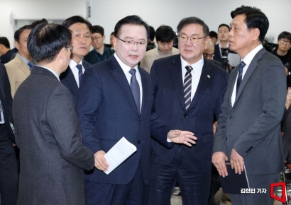 [포토] 김부겸 전 총리 “대구 시민은 표 찍는 기계가 아니다”