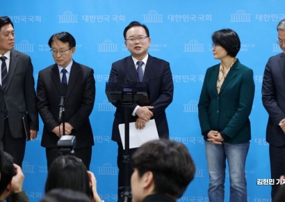 [포토] 취재진 질문에 답하는 김부겸 전 총리