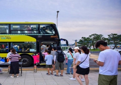 낭만의 여수의 밤 '시간을 달리는 버스커' 운행 시작