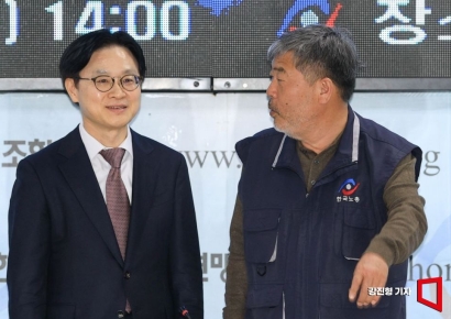 [포토] 의견 나누는 김정관 장관-김동명 위원장