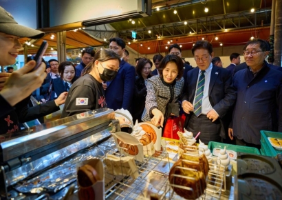 제주 동문시장 찾은 李대통령, 金여사에 "여보, 얼갈이김치 삽시다"