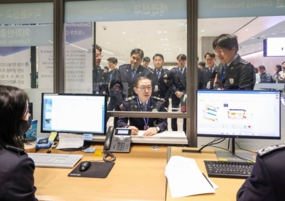 [포토] 이명구 관세청장, 여행자 휴대품 엑스레이 판독 업무 점검