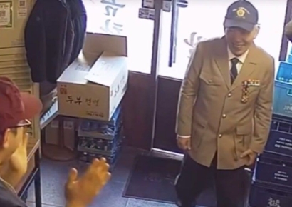 "오랜만에 꺼내 입으셨대요"…제복 입고 찾아온 '참전용사'에 국밥 대접한 사장