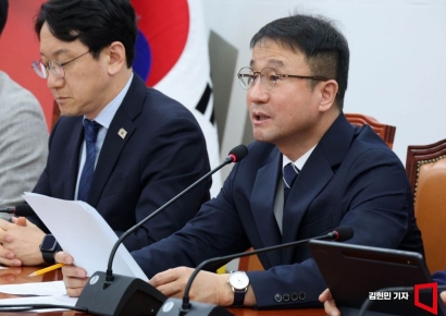 [포토] 한병도 "하루가 다급한 위기상황…환율안정법 등 본회의서 처리"