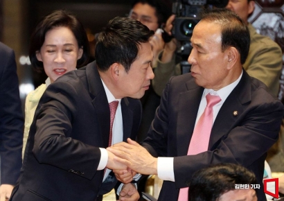 [포토] 의원들과 인사하는 장동혁