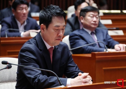 [포토] 생각에 잠긴 장동혁 대표