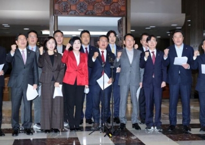 [포토] 부산 글로벌허브도시 특별법 제정 촉구하는 국힘 의원들