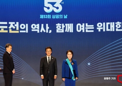 [포토] 윤혜섭 다인정공 회장 금탑산업훈장 수상