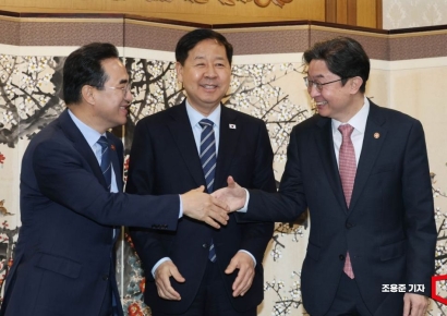 [포토] 박홍근 예산처장관, 이억원 위원장 악수