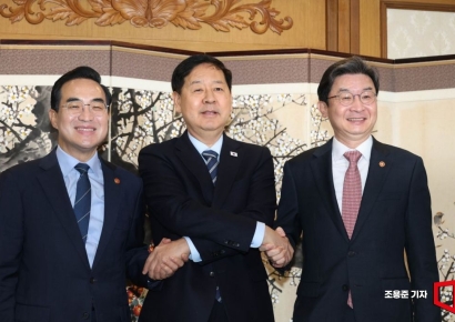 [포토] 손맞잡은 거시재정금융 수장들