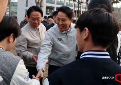 [포토] 대학생들과 인사 나누는 오세훈 시장