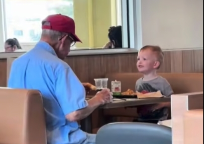 혼밥하던 노인에 '슥' 다가간 세 살배기 "앉아서 같이 먹어도 돼요?"…누리꾼 '울컥'