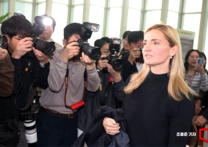 [포토] 외교부 청사 들어서는 사라 로저스 미 국무부 공공외교 차관