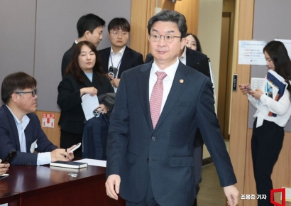 [포토] 가계부채 점검회의 참석하는 이억원 위원장