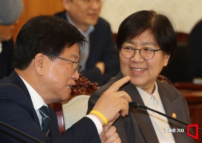 [포토] 대화하는 최교진, 정은경 장관
