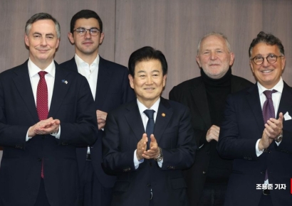 [포토] 박수치는 정동영 장관과 EU의회 외교위원단 