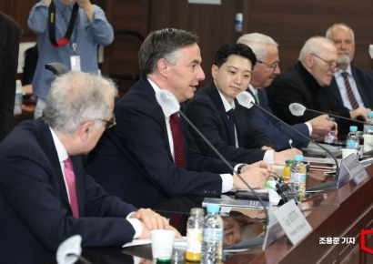 [포토] 발언하는 데이비스 맥얼리스터 EU의회 외교위원장