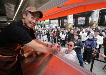 [포토]버거킹, 유용욱 셰프와 '게릴라 와퍼트럭' 운영