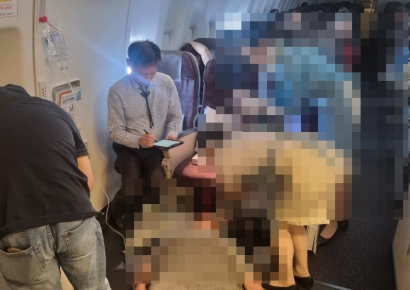"의사 선생님 계시나요" 기내 울린 닥터콜…심정지 여성 구한 한국 의사들 