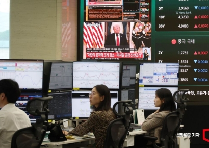 [포토] 트럼프 대국민연설 영상 나오는 딜링룸