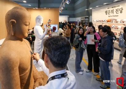 [포토] 불교 예술 작품 보는 관람객들