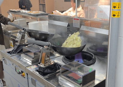 "나는 비빔로봇입니다"…사람이 못버틴 주방 차지한 로봇들[흑백요리봇]①