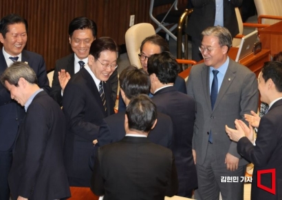 [포토] 대통령 맞이하는 여당 의원들