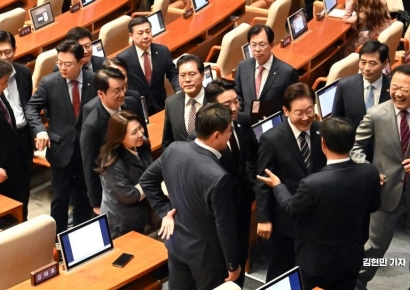 [포토] 야당 의원들과 인사하는 이재명