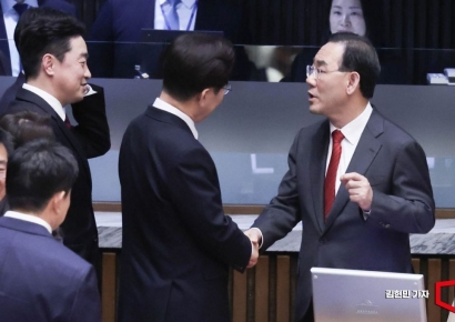 [포토] 주호영 의원과 인사하는 이재명 대통령