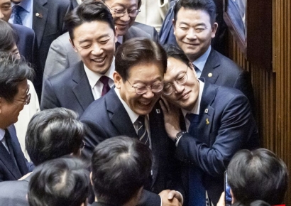 與, 李대통령 사진 금지령…"선거운동 최고 자산에 족쇄 채워" 반발