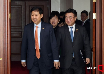 [포토] 구윤철 부총리, 비상경제본부회의 겸 경제관계장관회의 참석