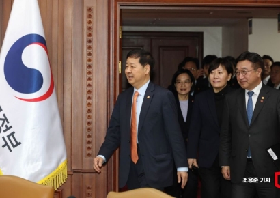 [포토] 경제관계장관회의 참석하는 장관들