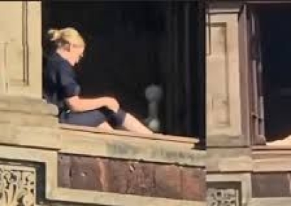 대통령 집무실서 창틀에 다리 '척'…일광욕한 고위 공무원에 멕시코  '와글와글'