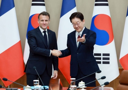 '삼색 넥타이' 매고 마크롱 만난 李대통령 "중동 평화·에너지 공급망 회복 지혜 모아야"