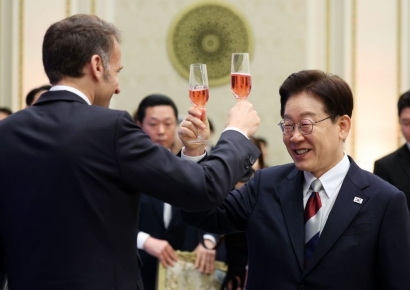 李대통령 "프랑스는 한국의 오랜 친구"…마크롱은 한국어로 "위하여"