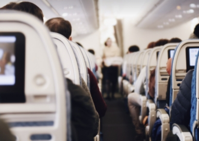 움직이기 편해서 선택한 비행기 통로 자리…"감염 경고" 날린 전문가 
